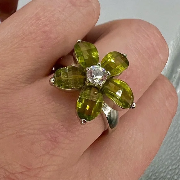 Vintage 925 Sterling Silver Peridot Flower Ring w/ Clear CZ Center, Size 7 - Picture 1 of 4